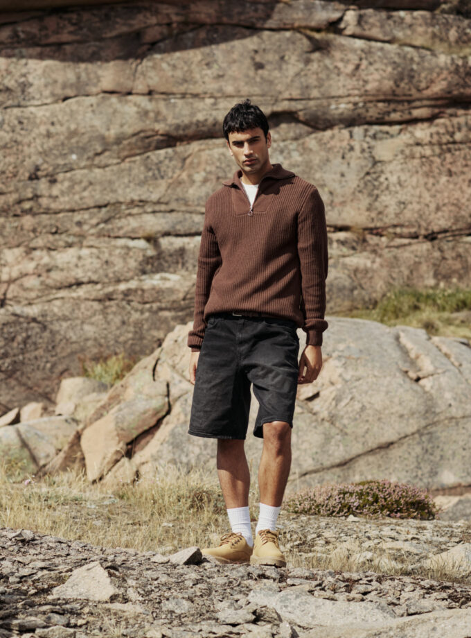 KNITTED SWEATER WITH ZIP NECK - BROWN