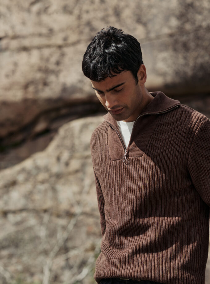 KNITTED SWEATER WITH ZIP NECK - BROWN