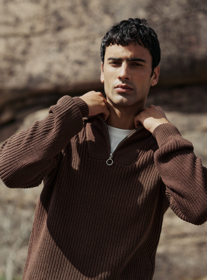 KNITTED SWEATER WITH ZIP NECK - BROWN