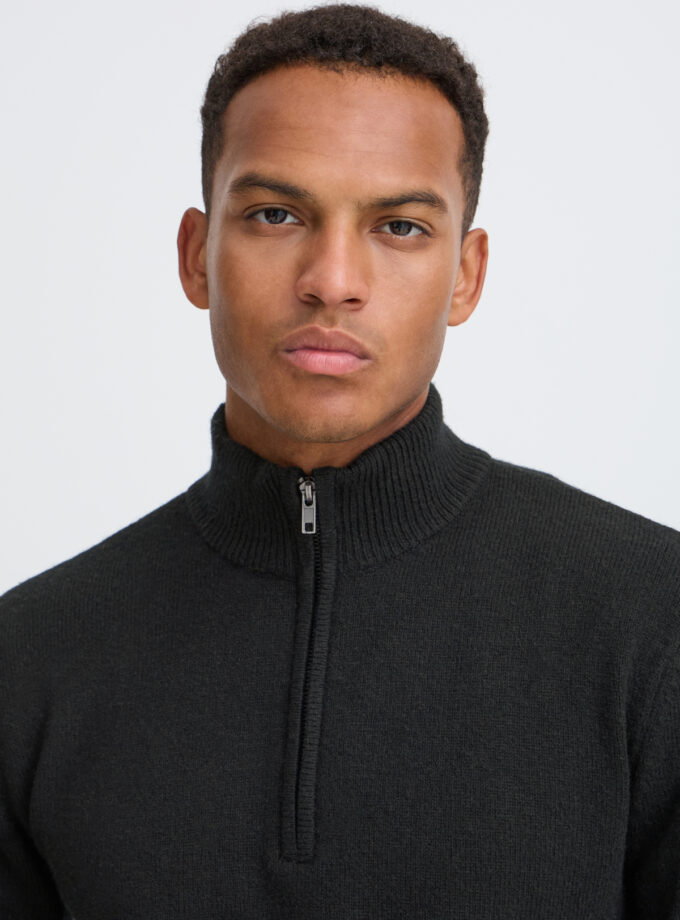 KNITTED SWEATER WITH ZIP NECK - BLACK